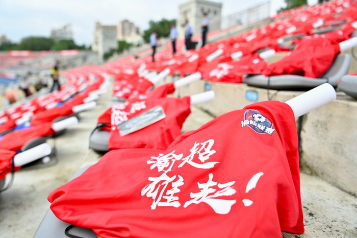 ▲2025年9月13日16:20，重庆大田湾体育场看台座位上已摆好了“渝超”送给球迷们的“见面礼”。记者齐岚森摄