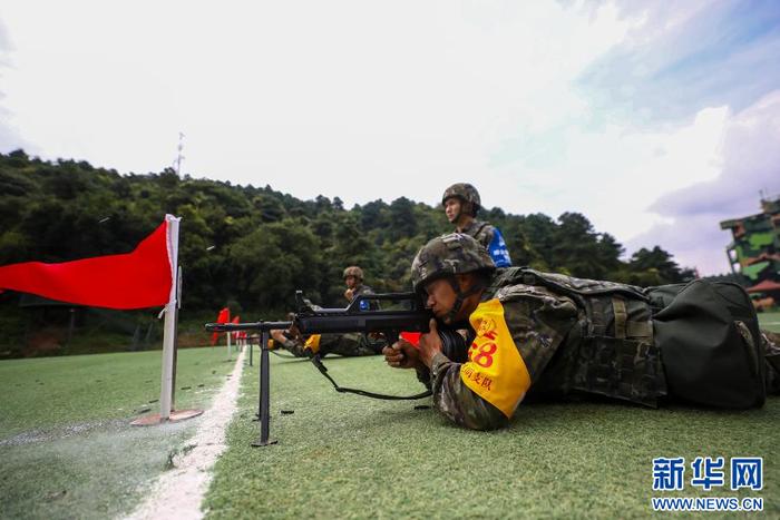 参赛队员进行自动步枪射击课目(9月11日摄)。新华网发(杜海渊 摄)