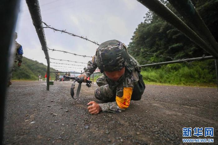 参赛队员穿越高桩网(9月12日摄)。新华网发(杜海渊 摄)