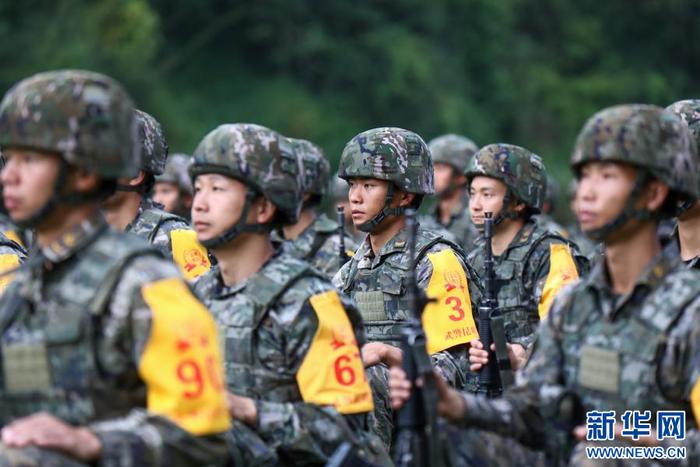 参赛官兵严阵以待(9月11日摄)。新华网发(杜海渊 摄)