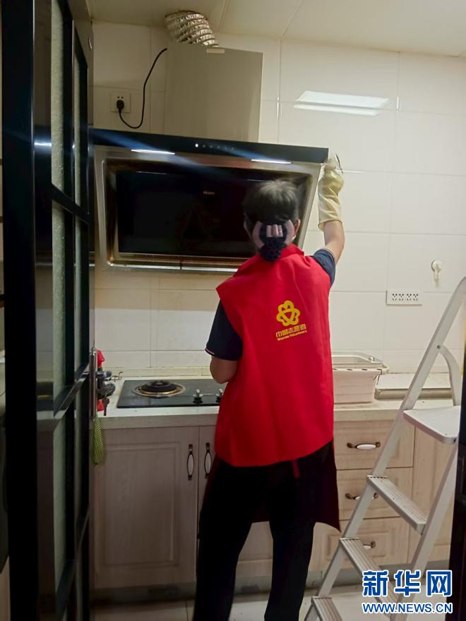 图为兰州市七里河区柳家营社区巾帼家政服务驿站工作人员上门进行厨房保洁服务。(甘肃省妇联供图)