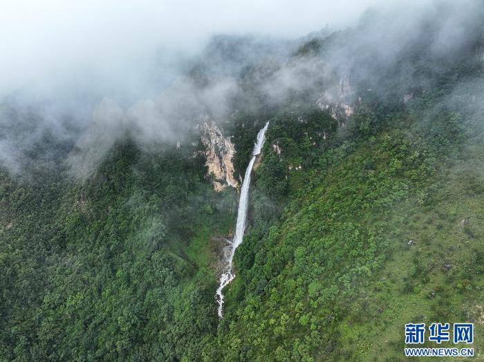 云雾下的兰山银瀑布（9月6日摄）。新华网发（杨磊 摄）