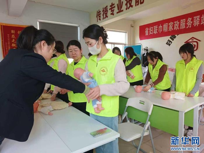 图为培训人员参加母婴护理技能培训。(甘肃省妇联供图)