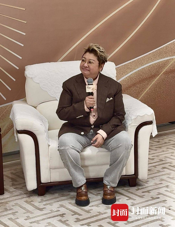 正在接受采访的韩红