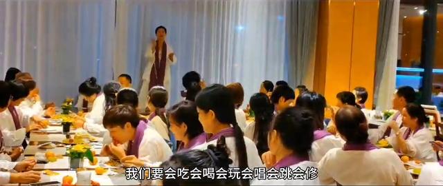 △“导师”组织学员参加辟谷养生营前的“讲话”(受访者供图)