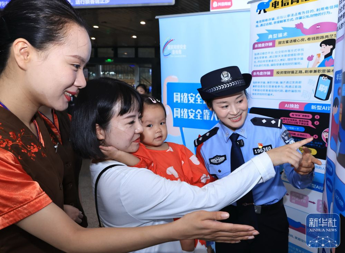 　　9月15日，湖北武汉铁路公安处武汉站派出所民警在武汉站为旅客讲解网络安全知识。新华社发（赵军摄）
