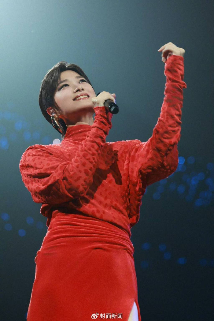 李宇春一袭红裙亮相（图据李宇春疯狂工作室微博）