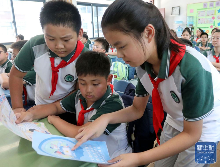 　　9月15日，江苏省苏州市金阊实验小学校学生在学习网络安全知识。新华社发（杭兴微摄）