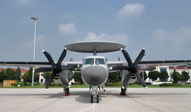  图2 搭载两台“涡桨6C”发动机的空警600 画面来源：央视新闻