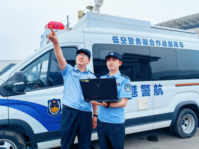 “苏超”现场,民警正通过操控无人机进行安保工作(央广网发 图片由连云港市公安局提供)