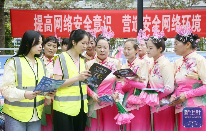 　　9月15日，河南省洛阳市汝阳县工业信息化和商务局工作人员在文化广场为居民讲解网络安全知识。新华社发（康红军摄）