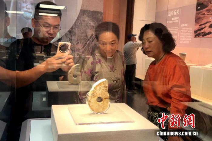    现场展出的红山文化玉器玉猪龙。 中新网记者 陈文韬 摄