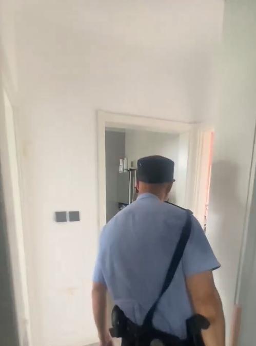 彭先生第一次收房受阻,对方还报了警。在警察在场的情况下,他才第一次进去看了房子。(受访者供图)