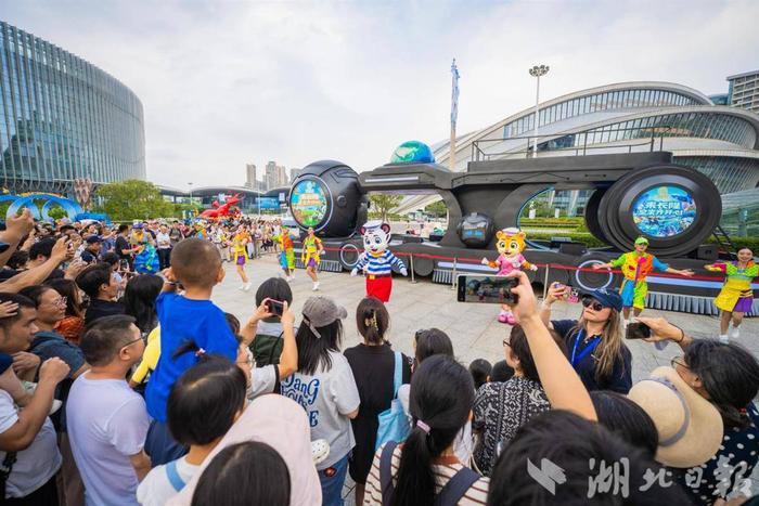 38组IP表演团队开展互动，吸引在场观众打卡