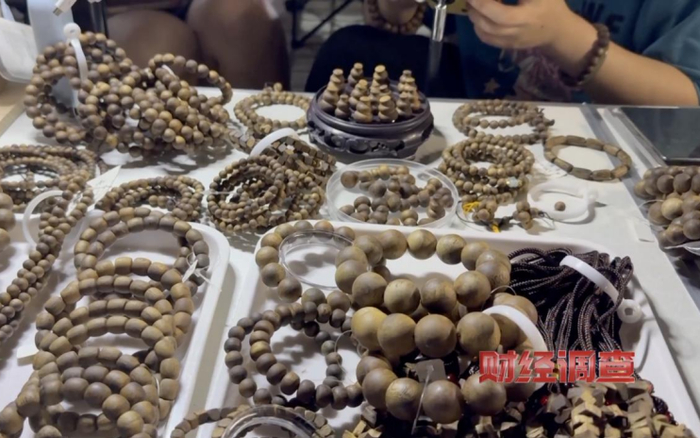 ▲市场上的“沉香手串”。图/央视新闻视频截图