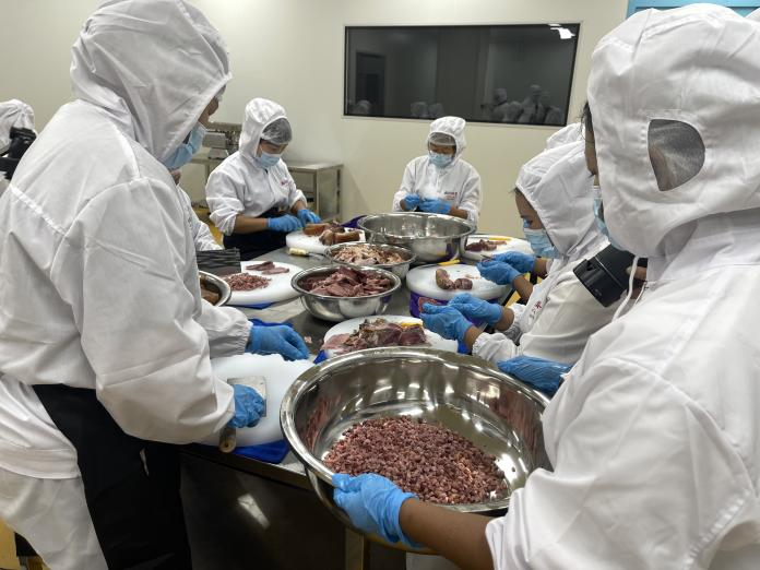 在畹町工业园区月饼厂上班的芒另村民。