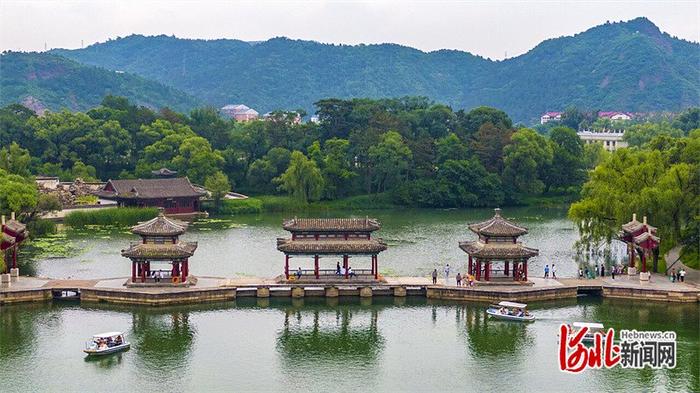 金秋时节，承德避暑山庄以优美风景吸引游客游览。第届到河河北日报记者 田明摄