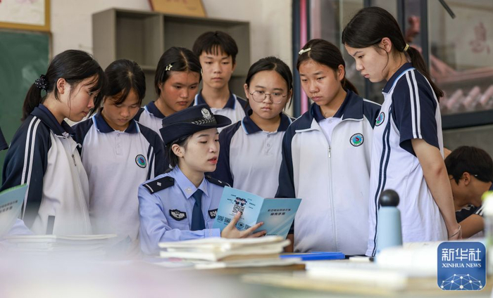 　　9月15日，民警在贵州省铜仁市玉屏侗族自治县黔东民族寄宿制中学给学生普及网络安全知识。新华社发（胡攀学摄）