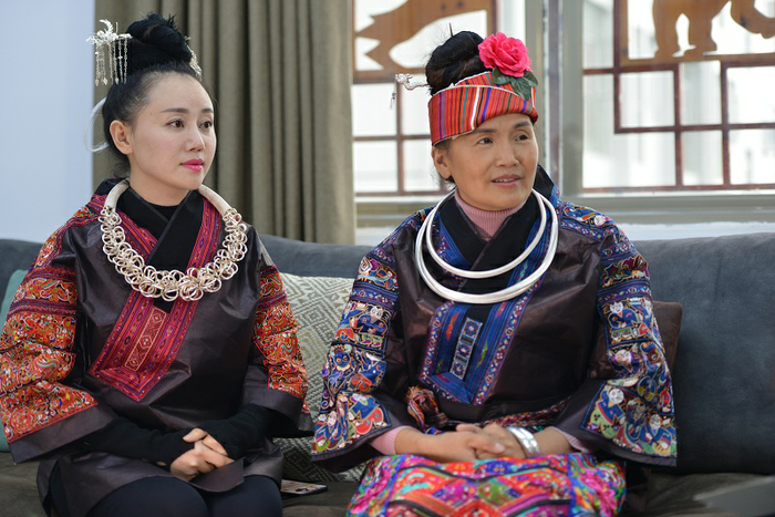 图为：九黎苗妹品牌的母女两代人，母亲唐胜兰（右），女儿欧阳珍珍（左）