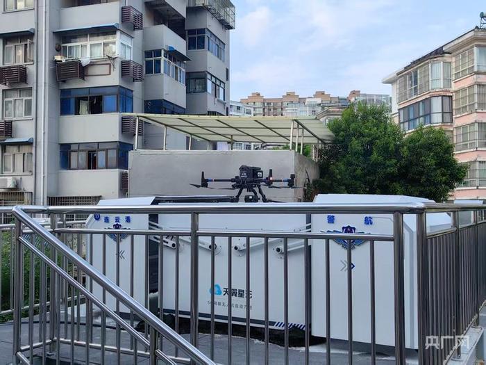 连云港市公安局海州分局郁洲路警务工作站的网联无人机自动方舱(央广网记者 郭佳丽 摄)
