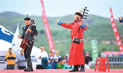 演员在内蒙古自治区第十一届少数民族传统体育运动会（巴林右旗分赛场）开赛仪式上表演。新华社记者 贝赫摄