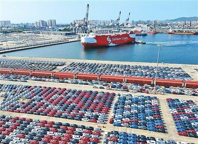 9月14日,在山东港口烟台港,措推车产财经一艘汽车运输船准备装载出口汽车。动汽唐克摄(人民视觉)
