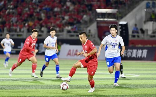 ▲9月13日，“渝超”揭幕戰(zhàn)，身穿3號(hào)紅色球衣的李非亞（右二）激烈拼搶。記者 齊嵐森 攝