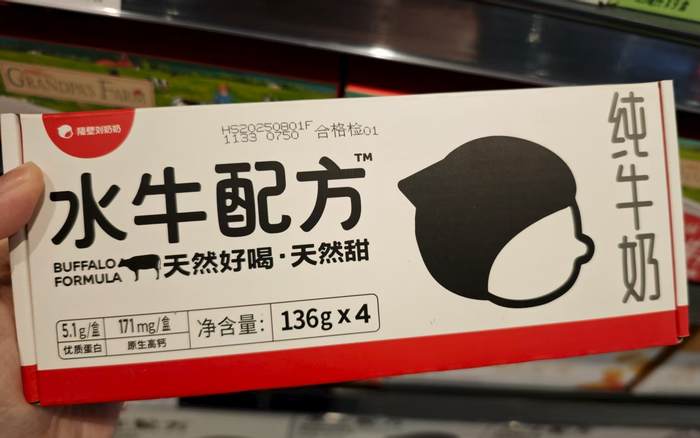 “隔壁刘奶奶”产品包装上的“水牛配方”为商标。 新京报首席记者 郭铁 摄