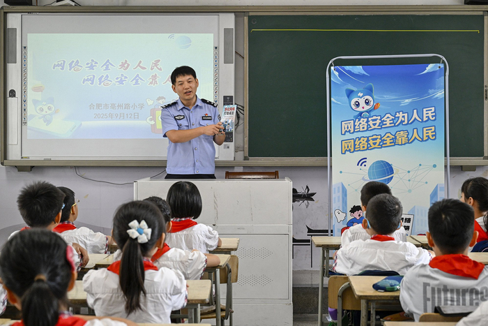 民警向小學(xué)生講解網(wǎng)絡(luò )安全知識