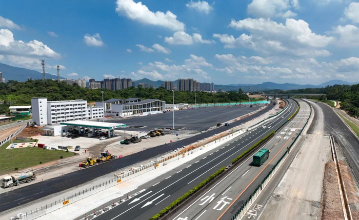 2025年9月15日，建设中的广韶高速佛冈服务区，预计国庆前开门迎客。清远日报记者 江元威 摄