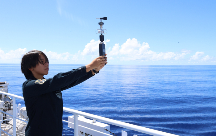 “丝路方舟”号医院船舰员监测风向 （崔晓洋 摄）