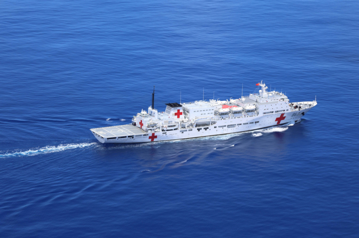 “丝路方舟”号医院船航行在太平洋 （崔晓洋 摄）