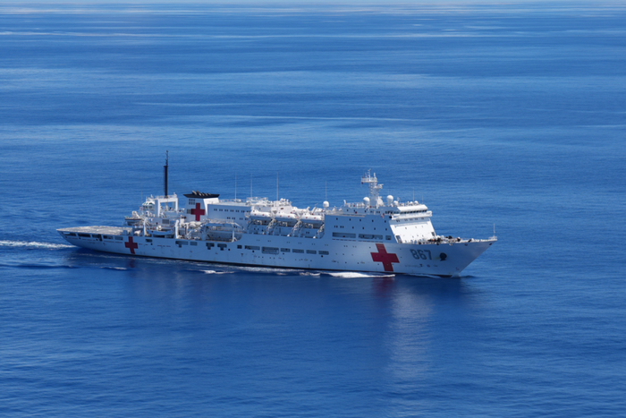 远洋航行中的“丝路方舟”号医院船 （张东杰 摄）