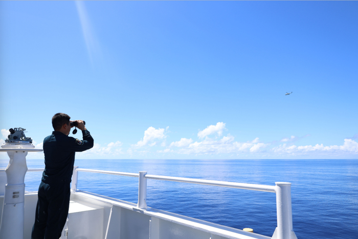 医院船瞭望更观察直升机飞行状态 （崔晓洋 摄）