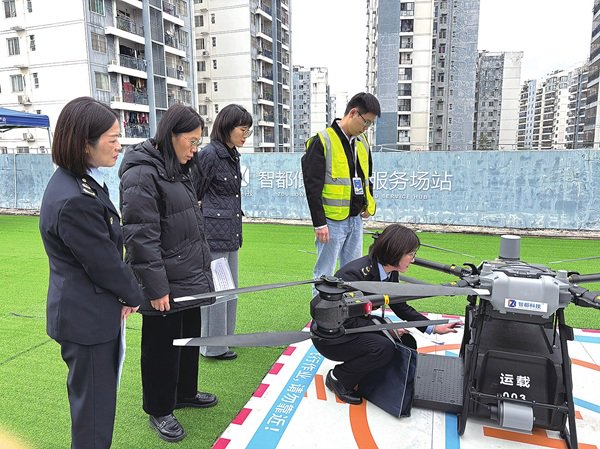 广西南宁青秀区市场监管执法人员现场观摩并指导辖区餐饮企业开展无人机配送外卖