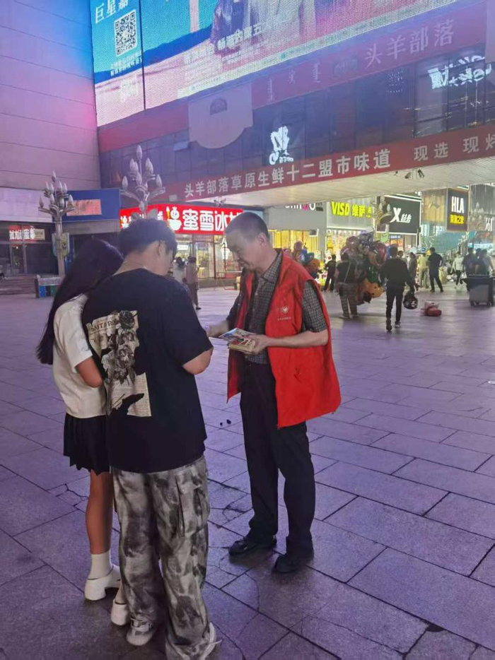 在街头进行无偿献血宣传活动的朱秋平（资料图）。