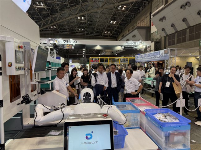 智元机器人携手德马科技亮相日本国际物流展,具身智能解决方案获三菱、优衣库等巨头关注|机器人|日本|物流_新浪新闻