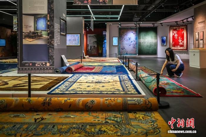 9月12日，參觀(guān)者在天津市武清區織采宮崔黃口鎮國際地毯文化展覽館觀(guān)看地毯展示?！≈行律缬浾?佟郁 攝