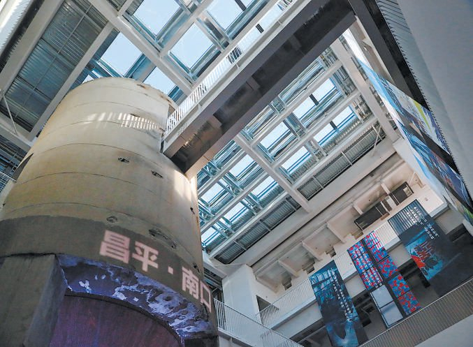 实验室内仍保留碎玻璃回收仓，现已成为艺术装置。南口镇供图