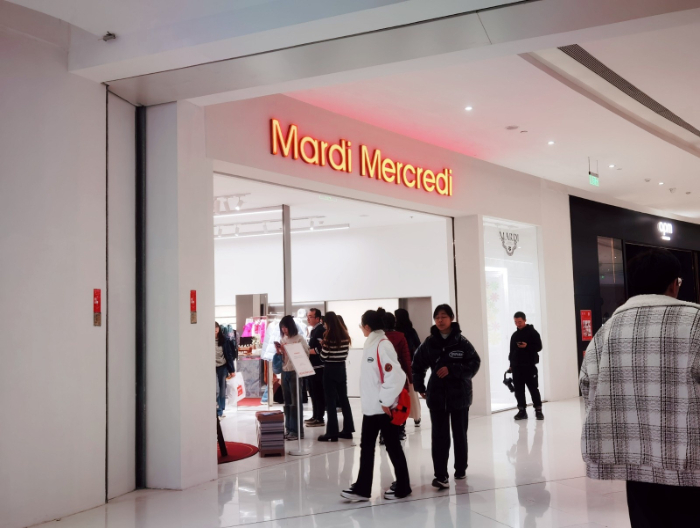 北京首店开业，吸引了不少粉丝前来打卡及选购。图片来源：中国商报