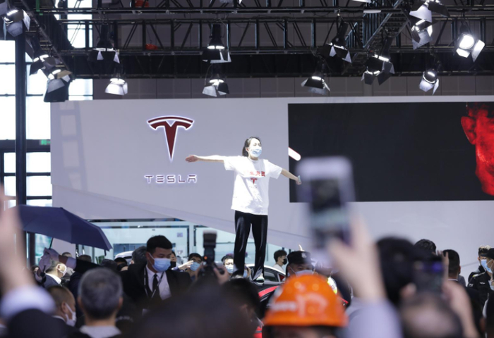 2021年4月，張女士在上海車(chē)展特斯拉展臺維權。完整圖源：視覺(jué)中國