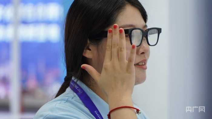 參會(huì )嘉賓體驗智能眼鏡支付（央廣網(wǎng)記者 魏文青 攝）