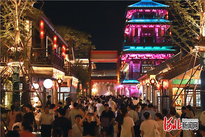 8月30日，邯郸道历史文化街区，游客人流如织。河北日报见习记者 冯依凡摄