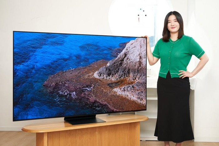 ▲ 三星电子视觉显示事业部画质实验室Mirae Shin与新款2025三星OLED S95F