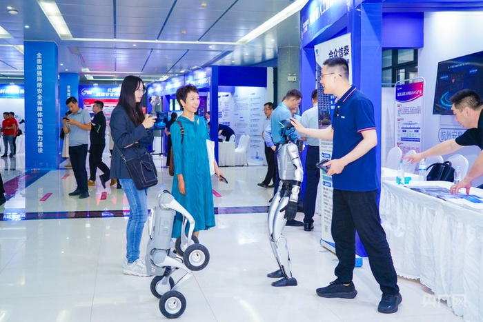 前沿科技+沉浸式互動(dòng) 2025年國家網(wǎng)絡(luò )安全宣傳周河南省活動(dòng)網(wǎng)絡(luò )安全展覽亮點(diǎn)滿(mǎn)滿(mǎn)