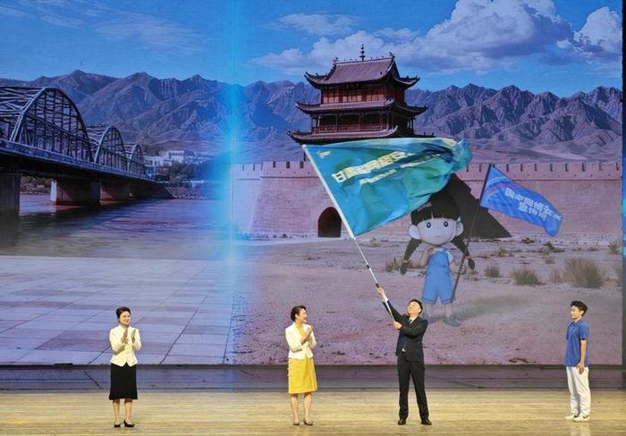 图为2026年甘肃省网络安全宣传周城市交接仪式