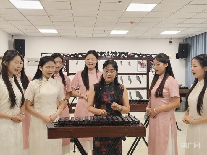 靈璧磬石琴演奏非物質(zhì)文化遺產(chǎn)傳承人楊慧敏帶領(lǐng)學(xué)生演唱泗州戲《鐘馗嫁妹》選段（央廣網(wǎng)發(fā) 靈璧縣委宣傳部供圖）