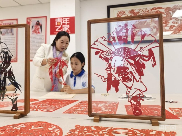 靈璧縣高級職業(yè)技術(shù)學(xué)校學(xué)生在老師的指導下學(xué)習剪紙鐘馗（央廣網(wǎng)發(fā) 靈璧縣委宣傳部供圖）