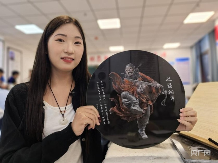 靈璧縣高級職業(yè)技術(shù)學(xué)校學(xué)生展示石刻鐘馗畫(huà)盤(pán)的文創(chuàng  )產(chǎn)品（央廣網(wǎng)發(fā) 靈璧縣委宣傳部供圖）