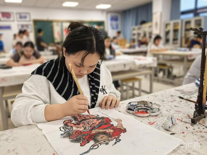 靈璧縣高級職業(yè)技術(shù)學(xué)校學(xué)生學(xué)習鐘馗畫(huà)（央廣網(wǎng)發(fā) 靈璧縣委宣傳部供圖）